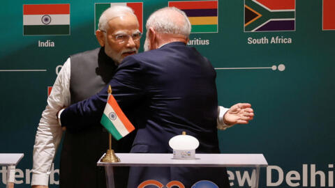 El primer ministro indio, Narendra Modi, y el presidente brasileño, Luiz Inácio Lula da Silva, se abrazan mientras asisten al lanzamiento de la Alianza Mundial de Biocombustibles en la cumbre del G20 en Nueva Delhi, India, el 9 de septiembre de 2023.