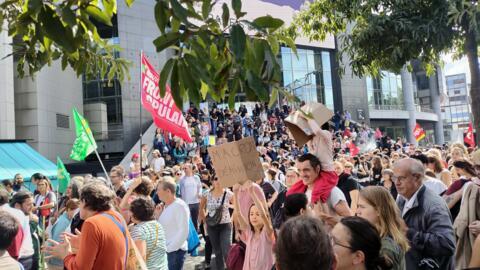 Des milliers de personnes ont manifesté à Paris, samedi 7 septembre, contre le "coup de force" d'Emmanuel Macron.