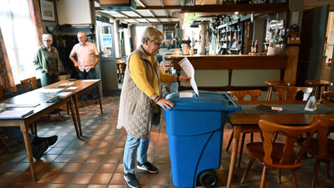Une Néerlandaise accomplit son devoir électoral, le 6 juin, dans un bureau de vote installé dans un café de Baarle-Nassau, une commune du sud des Pays-Bas