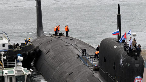 El submarino ruso de propulsión nuclear Kazán, parte del destacamento naval ruso que visita Cuba, atraca en el puerto de La Habana, el 12 de junio de 2024. El submarino ruso de propulsión nuclear Kazán, que no llevará armas nucleares, y otros tres submarinos navales rusos embarcaciones, atracará en la capital cubana del 12 al 17 de junio. El inusual despliegue del Ejército ruso tan cerca de Estados Unidos -particularmente el poderoso submarino- se produce en medio de grandes tensiones por la guerra en Ucrania, que respaldada por Occidente lucha contra la invasión de Moscú.