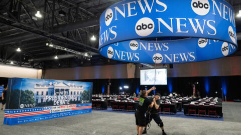 Les derniers préparatifs au Pennsylvania Convention Center avant le débat Trump-Harris, le 9 septembre 2024 à Philadelphie (États-Unis).