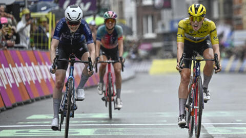 Puck Pieterse et Demi Vollering à l'arrivée de la 4e étape du Tour de France Femmes à Liège.