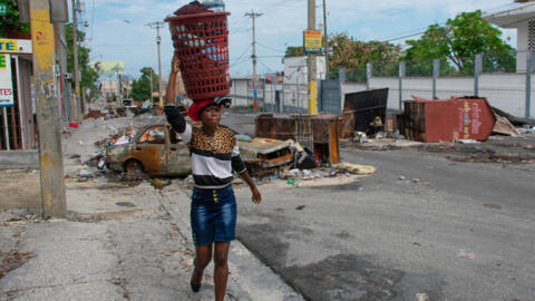 La gente huye de sus vecindarios después de que bandas armadas aterrorizaran las áreas de Delmas 24 y Solino la noche del 1 de mayo, en Puerto Príncipe, Haití, el 2 de mayo de 2024.