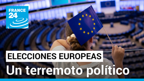 Una persona sostiene una bandera de la UE en el Parlamento Europeo en Estrasburgo, durante la noche de las elecciones del 9 de junio de 2024.