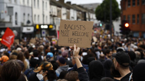 Une pancarte "Les racistes ne sont pas les bienvenus ici" lors d'un rassemblement contre l'extrême droite le 7 août 2024 à Londres.