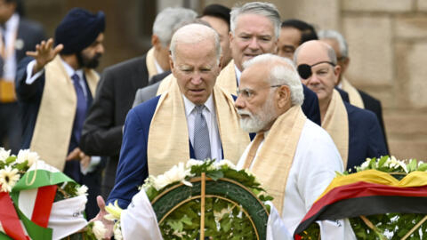 El presidente de Estados Unidos Joe Biden (al centro) y el primer ministro de India Narendra Modi (a la derecha), y otros líderes del G20 llegan a rendir tributo al Rajghat, memorial a Mahatma Gandhi, en Nueva Delhi, India, el 10 de septiembre de 2023.