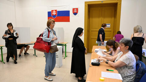 Des personnes votent dans un bureau de vote situé dans une école lors des élections parlementaires européennes à Bratislava, en Slovaquie, le 8 juin 2024.