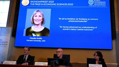 La profesora estadounidense Claudia Goldin aparece un una pantalla durante la rueda de prensa en que se anunció la concesión del Premio Nobel de Economía, el 9 de octubre de 2023 en Estocolmo