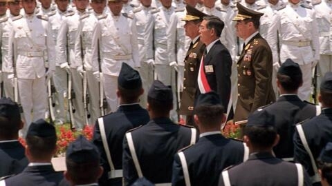 Foto de archivo. El presidente peruano Alberto Fujimori, acompañado de altos mandos de las Fuerzas Armadas, pasa revista a las tropas al dirigirse al monumento a los caídos por el terrorismo en Lima, el 09 de diciembre de 1999.