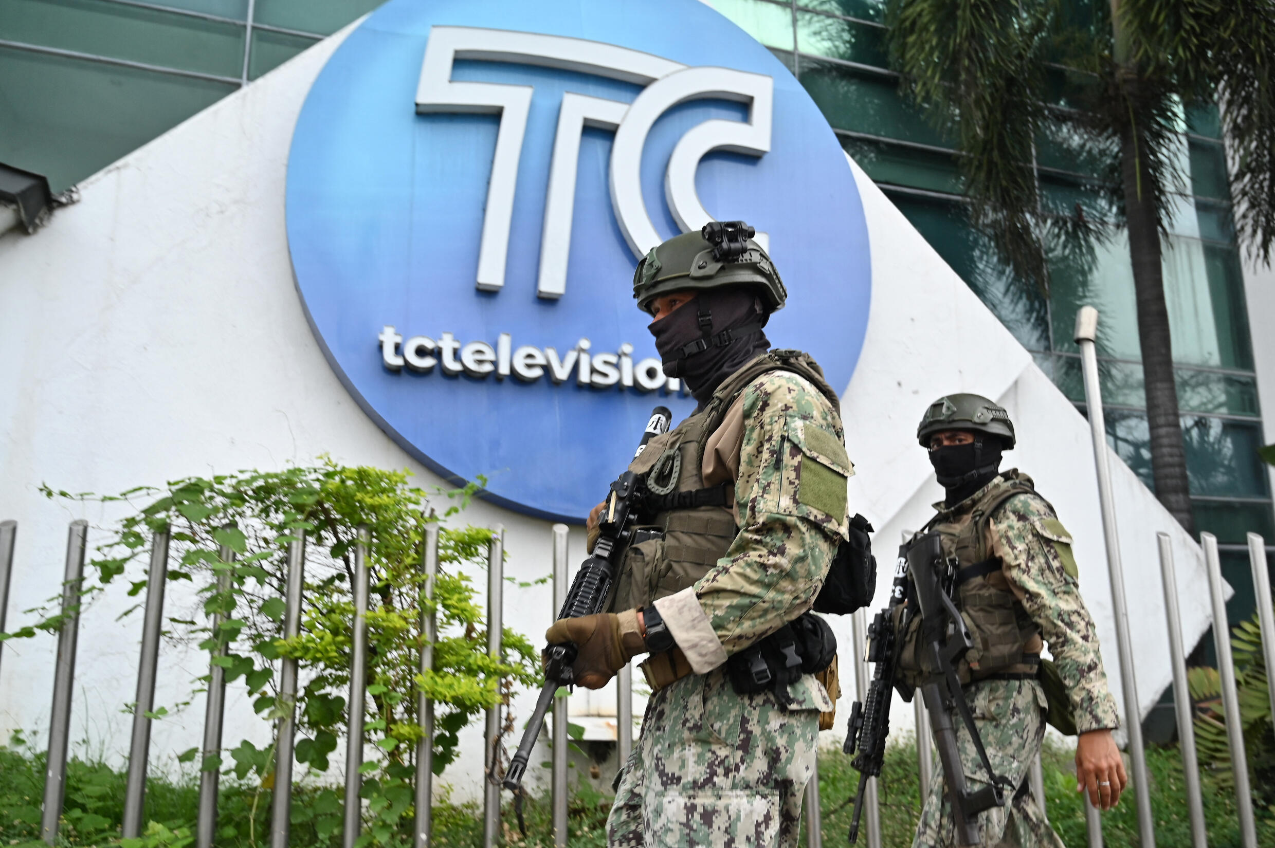 Soldados ecuatorianos patrullan fuera de las instalaciones del canal de televisión TC de Ecuador después de que hombres armados no identificados irrumpieran en el estudio de televisión estatal en directo el 9 de enero de 2024, en Guayaquil, Ecuador, un día después de que el presidente ecuatoriano Daniel Noboa declarara el estado de emergencia tras la fuga de prisión de un peligroso jefe narco.