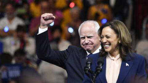 La candidate démocrate Kamala Harris en premier plan à l'occasion d'un meeting de campagne avec son colistier Tim Walz.