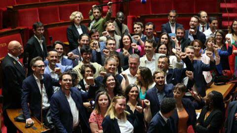 Les députés de La France Insoumise (LFI) posent pour une photo alors qu'ils se rassemblent à l'Assemblée nationale, le 9 juillet 2024.