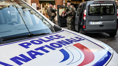 La police française et les troupes appartenant à l'unité antiterroriste du pays mènent une opération à Lille, dans le nord de la France, le 3 décembre 2019.