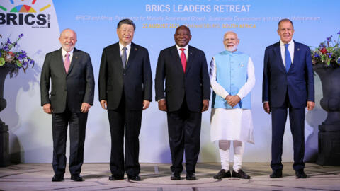 El presidente de Brasil, Luiz Inácio Lula da Silva, el presidente de China, Xi Jinping, el presidente de Sudáfrica, Cyril Ramaphosa, el primer ministro de la India, Narendra Modi, y el ministro de Asuntos Exteriores de Rusia, Sergei Lavrov, posan durante la cumbre de los BRICS en Johannesburgo, Sudáfrica, el 22 de agosto de 2023.