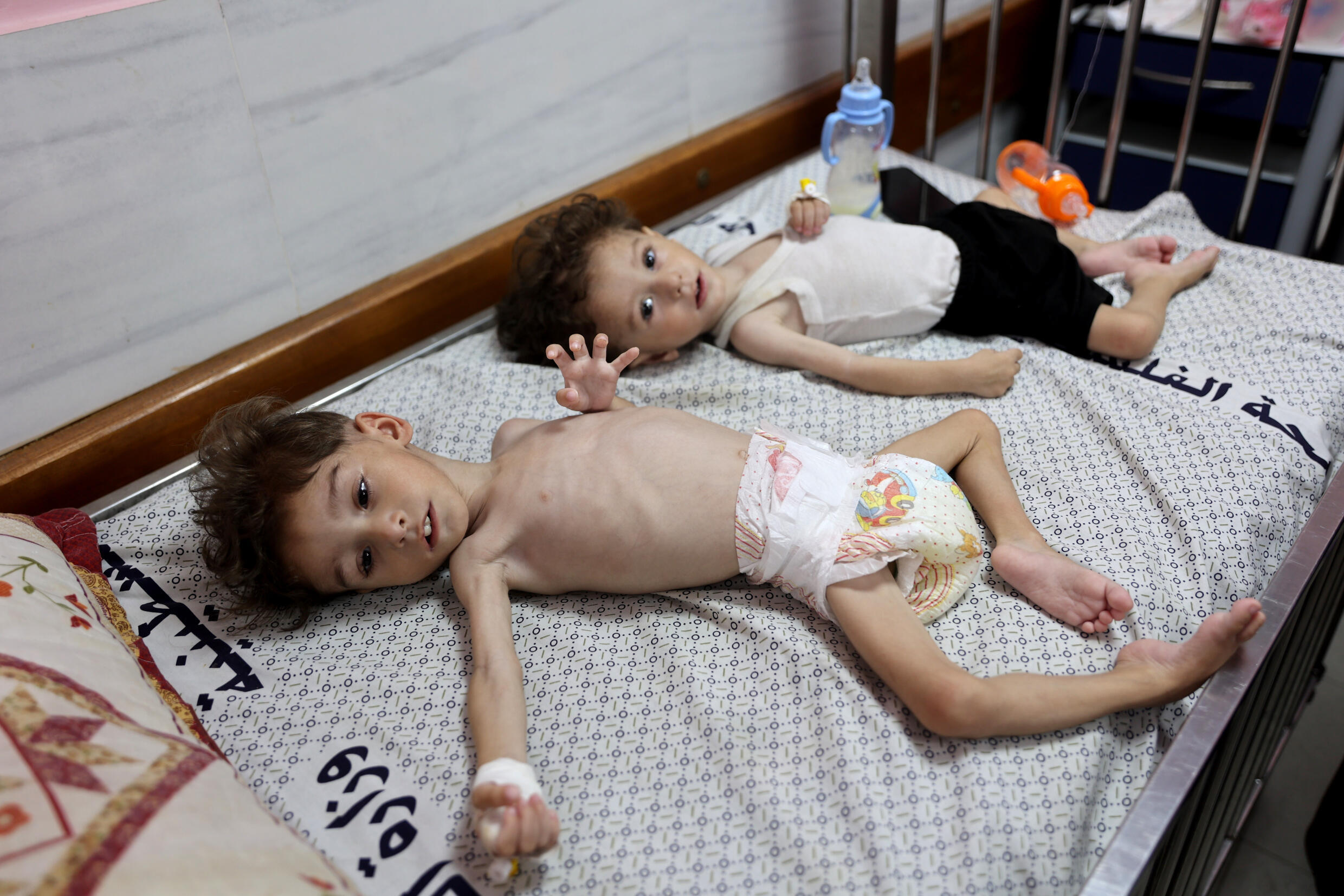 Les enfants palestiniens Uday (G) et Mohammed Mahra, sont tous deux souffrant de malnutrition, sont admis à l'hôpital Kamal Adwan de Beit Lahia, dans le nord de la bande de Gaza, le 9 juillet 2024