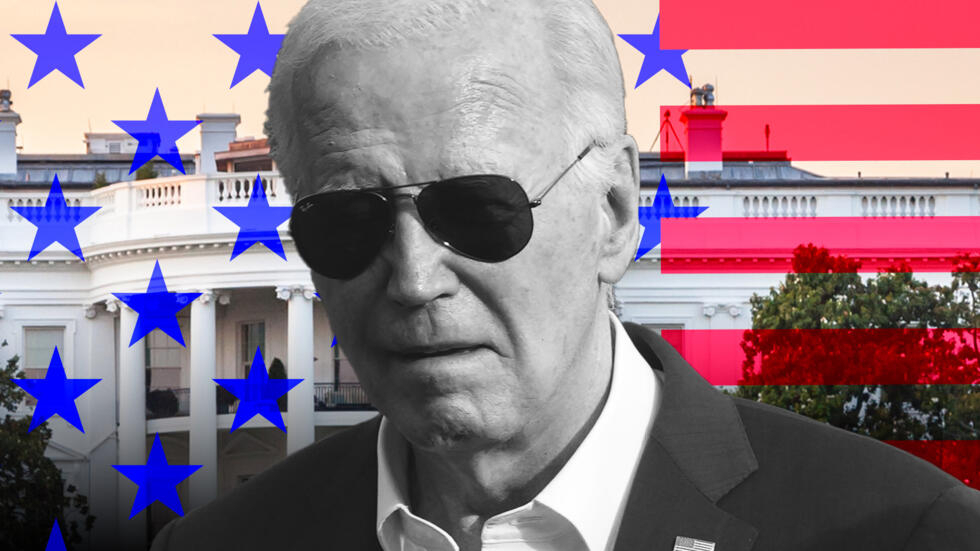 Joe Biden avec des lunettes de soleil sur fond de Maison Blanche.