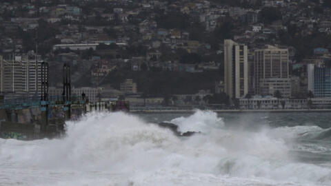 Las olas rompen con fuerza en la costa chilena de Viña del Mar, el 12 de junio de 2024