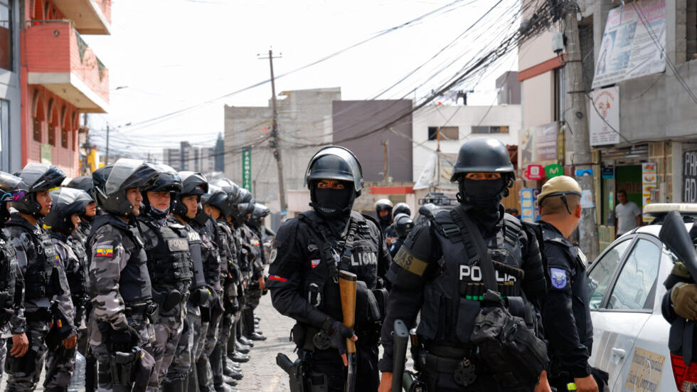 Archivo-La policía abandona la cárcel de El Inca tras un operativo de seguridad debido a los disturbios, tras la desaparición de José Adolfo Macías, alias 'Fito', líder del grupo criminal Los Choneros, en Quito, Ecuador, el 8 de enero de 2024. 