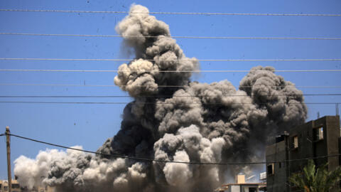 أعمدة دخان يتصاعد من مبنى قصفه الجيش الإسرائيلي في النصيرات في مسط قطاع غزة 20/07/2024