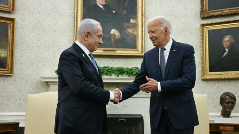 الرئيس الأمريكي جو بايدن يصافح رئيس الوزراء الإسرائيلي بنيامين نتنياهو خلال اجتماع في البيت الأبيض في واشنطن العاصمة، في 25 تموز/يوليو 2024.