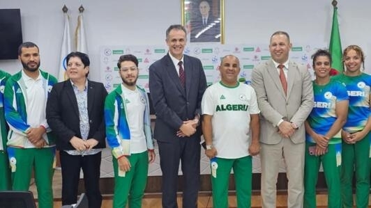 وزير الشبيبة و الرياضة عبد الرحمن حماد مع بعض المشاركيين في الألعاب الأولمبية لباريس.