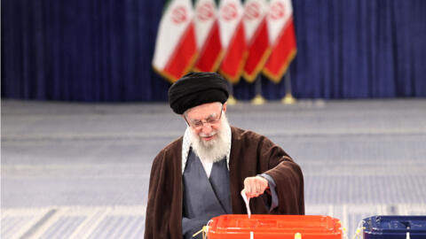المرشد الأعلى الإيراني آية الله علي خامنئي يدلي بصوته في الانتخابات البرلمانية وانتخابات الهيئات الدينية الرئيسية في مركز اقتراع في طهران في 1 مارس 2024.