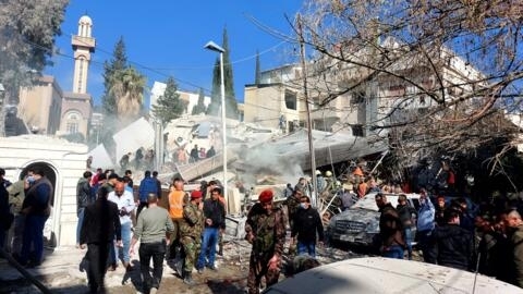 عناصر الأمن والأنقاذ أمان مبنى في منطقة المزة دمر في غارة إسرائيلية وأدى إلى مقتل خمس أشخاص من بينهم مستشارين من الحرس الثوري الإيراني 20/01/2024