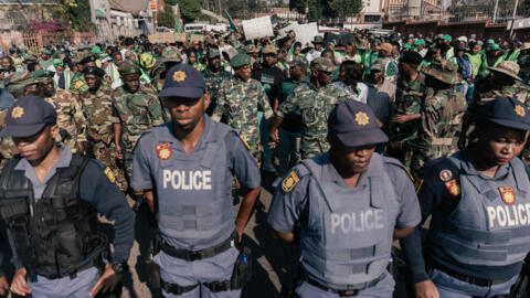 أفراد من خدمة الشرطة في جنوب إفريقيا أثناء تأدية واجبهم في 26 حزيران/يونيو 2024.