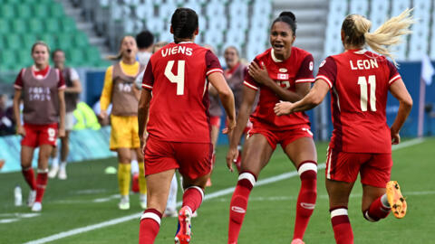 مهاجمة كندا رقم 4 إيفلين فيينز وهي تحتفل مع زميلاتها في الفريق بعد تسجيل الهدف الثاني لفريقها في مباراة كرة القدم النسائية للمجموعة الأولى بين كندا ونيوزيلندا خلال دورة الألعاب الأولمبية باريس 2024. في ملعب جيوفروي جيشار في مدينة سانت إتيان.25 يوليو/تموز 2024.