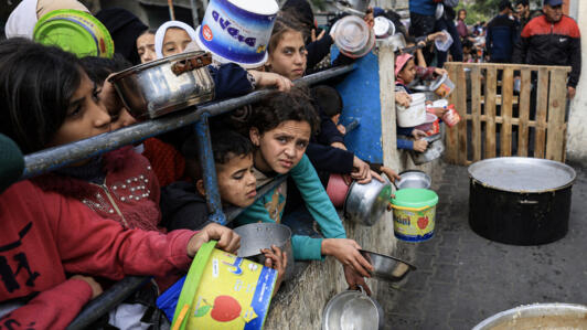 أطفال في غزة في انتظار توزيع حصص الطعام
