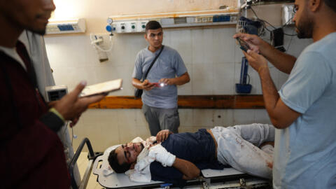 فوزي عبد العال (21 عاماً) في مستشفى ناصر في خان يونس بغزة يتلقى العلاج بعدما أطلقت إسرائيل سراحه من أحد مراكز الاعتقال (25/07/2024)