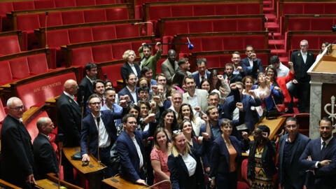 Le député français nouvellement élu pour le parti La France Insoumise (LFI) de la coalition de gauche Nouveau Front Populaire (NFP) Sebastien Delogu (R) s'adresse aux députés nouvellement élus rassemb