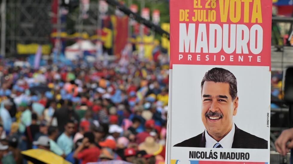 Un cartel de la campaña electoral del presidente Nicolás Maduro durante un mitin del chavismo en Caracas, el 25 de julio de 2024