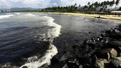 Una mancha de petróleo se ve en el océano y cubriendo las rocas de una playa cercana a la refinería El Palito de la petrolera estatal venezolana PDVSA, en Boca de Aroa, el 16 de agosto de 2024.