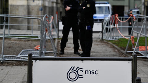 2024 年 2 月 16 日，在德国南部慕尼黑，两名警察在第 60 届慕尼黑安全会议（MSC）举办地 Bayerischer Hof 酒店前站岗。
