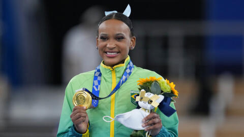 A ginasta brasileira Rebeca Andrade levou a medalha de ouro nos Jogos Olímpicos de Tóquio neste domingo (1º), nono salto sobre a mesa.