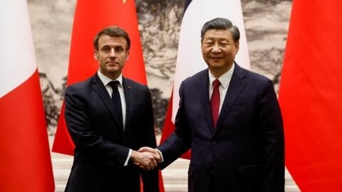 O presidente francês Emmanuel Macron e o presidente chinês, Xi Jinping se reuniram durante uma hora e meia, em Pequim, em 6 de abril de 2023.