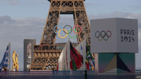 Vòng tròn biểu tượng Thế Vận Hội Paris gần tháp Eiffel, ngày 22/07/2024, vài ngày trước lễ khai mạc Olympic. Paris, Pháp.