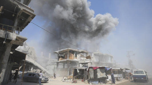 La fumée s'élève suite aux bombardements israéliens à Khan Younis, dans la bande de Gaza, le lundi 22 juillet 2024.