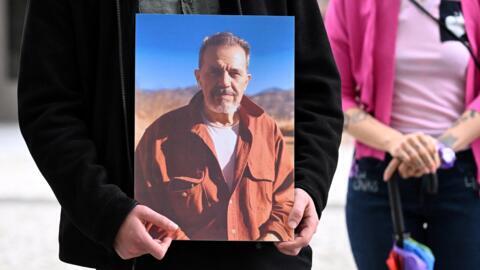 Sur cette photo d'archive prise le 31 juillet 2023, un manifestant tient une photo de l'irano-allemand Jamshid Sharmahd. Les autorités iraniennes ont exécuté le 28 octobre 2024 Jamshid Sharmahd, qui avait été arrêté en 2020.