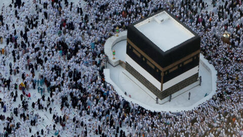 Peregrinos musulmanes caminan alrededor de la Kaaba y rezan en la Gran Mezquita antes de la peregrinación anual hach a la ciudad santa de La Meca, en Arabia Saudita, el 6 de julio de 2022.