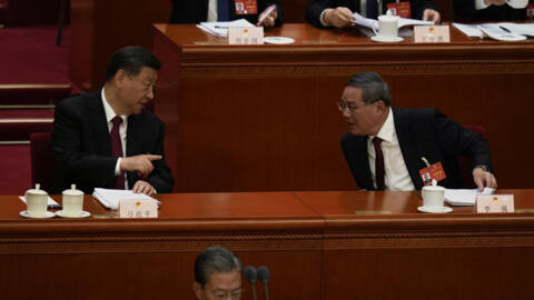 2024 年 3 月 5 日星期二，中国北京人民大会堂，中国国家主席习近平在全国人民代表大会（NPC）开幕式上向中国国务院总理李强做手势。