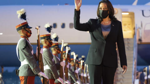 Kamala Harris, vicepresidente de Estados Unidos, saluda a su llegada al Aeropuerto Internacional La Aurora, en la Ciudad de Guatemala, el 6 de junio de 2021.
La vicepresidenta estadounidense Kamala Harris visitará Guatemala y México esta semana, llevando un mensaje de esperanza a una región golpeada por el Covid-19 y que es la fuente de la mayoría de los migrantes indocumentados que buscan entrar a los Estados Unidos.