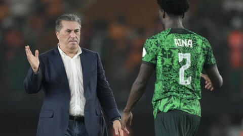Le sélectionneur du Nigeria José Peseiro félicite son joueur Ola Aina après la qualification des Super eagles face à l'Angola. Le 2 février 2024.