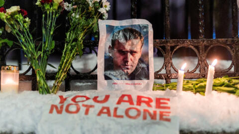 Une photo de l’opposant politique russe, mort en détention, Alexei Navalny. « Tu n'es pas seul » peut-on lire, image vue alors que des gens se rassemblent devant l'ambassade de Russie, à Drammensveien