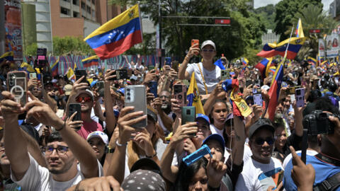 Os opositores do presidente venezuelano Nicolás Maduro se reúnem para uma manifestação convocada pela líder da oposição, Maria Corina Machado, para protestar contra o resultado das eleições presidenciais, em Caracas, 03 de agosto de 2024.