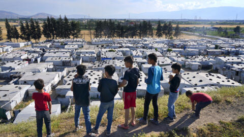 Niños sirios en una colina sobre un campo de refugiados en la ciudad de Bar Elias, en el valle libanés de Bekaa, el martes 13 de junio de 2023.