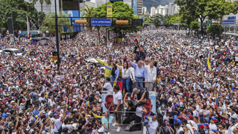 Thủ lãnh đối lập Venezuela, Maria Corina Machado và ứng cử viên Edmundo Gonzalez trên một xe tải, xung quanh là biển người biểu tình phản đối kết quả bầu cử cho rằng ông Nicolas Maduro đắc cử tổng thống, Caracas, Venezuela, ngày 30/07/2024.