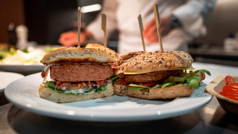 (Foto de ilustración) Hamburguesas hechas con carne vegetal fotografiadas en la sede del grupo suizo Firmenich, uno de los principales fabricantes de aromas del mundo, en Satigny, cerca de Ginebra, el 30 de junio de 2021.