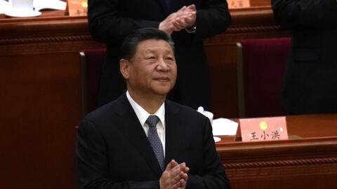 2024 年 3 月 4 日星期一，北京人民大会堂，中国国家主席习近平在中国人民政治协商会议开幕式上鼓掌。